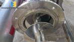 Rosca alimentadora transportadora helicoidal inclinada com silo receptor em inox Maqinox