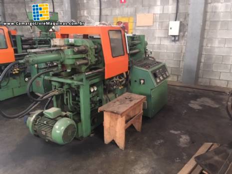 Injetora de pl�stico Semeraro