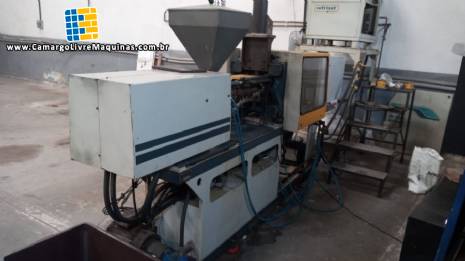 Injetora para potes PS e tampas 80 toneladas Himaco com chiller Refrisat