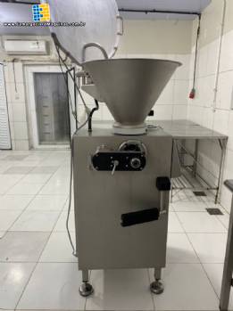 Embutideira cont�nua � v�cuo em inox 2000 kg / h para lingui�as espetinho Vemag