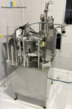 Envasadora dosadora rotativa carossel com seladora automática para líquidos água suco semi pastosos em copos frascos potes Mirainox Envasadora dosadora rotativa carossel com seladora automática para líquidos água suco semi pastosos em copos frascos potes Mirainox