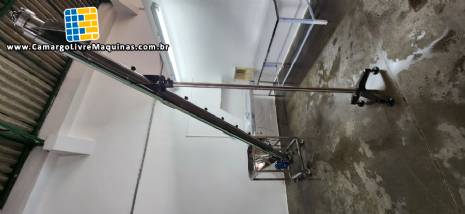 Rosca helicoidal transportadora inclinada em inox JHM com silo receptor Rosca helicoidal transportadora inclinada em inox JHM com silo receptor